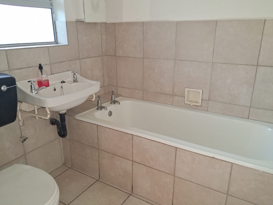 To Let 1 Bedroom Property for Rent in Quigney Eastern Cape